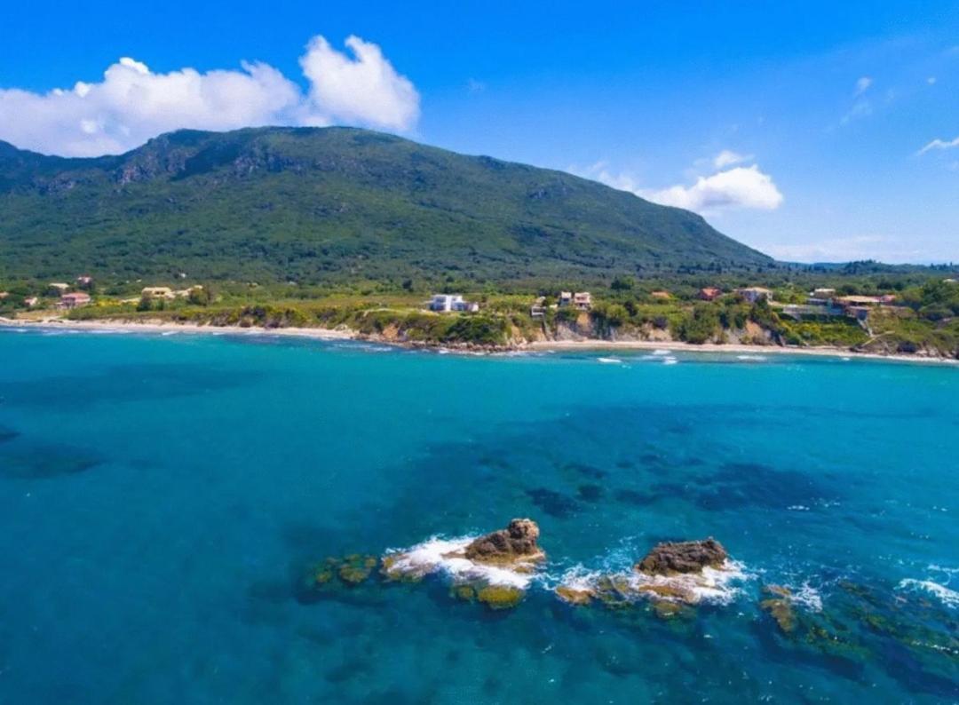 Tetraktys Estate Beachside Υδωρ Agios Matthaios  Exterior photo